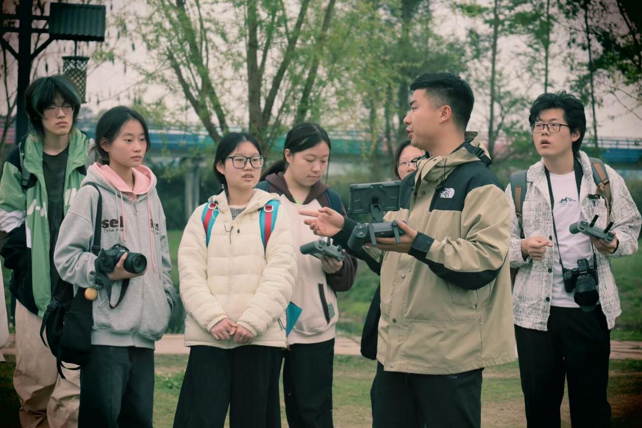 校企协同育新人 无人机实践强技能——  川传智能影像艺术学院摄影专业开展无人机教学