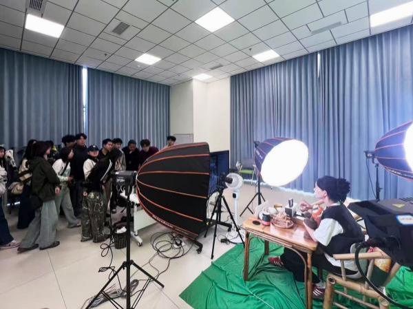 《纪实摄影》进园区｜川传智能影像艺术学院赴青城智旅谷开展采风实践