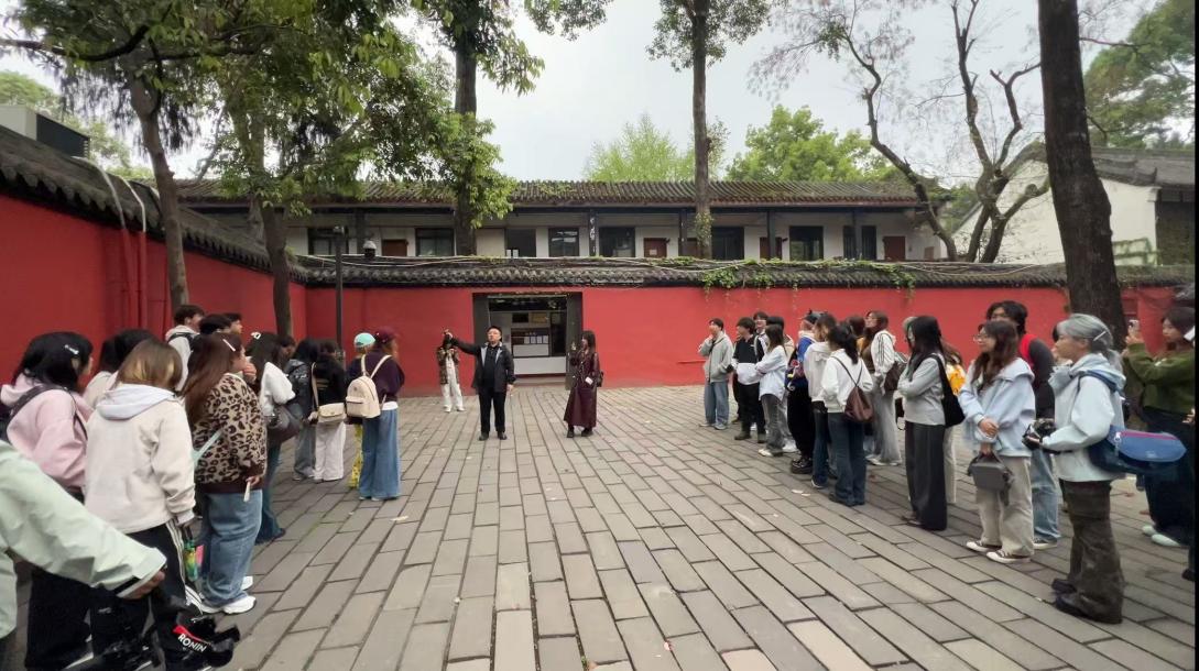 镜绘武侯 影传文脉｜川传智能影像艺术学院摄影专业于武侯祠开展教学实践活动